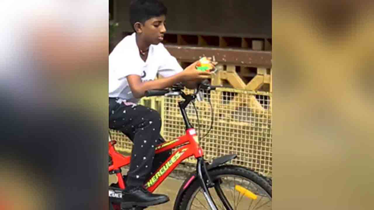 సైకిల్ తొక్కుతూ 14 సెకండ్ల‌లో రూబిక్ క్యూబ్‌ సాల్వ్ చేశాడు.. ఎక్క‌డో తెలుసా?