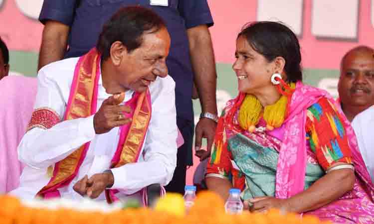 chimni bai | కేసీఆర్ పక్కన కూర్చున్న ఈ గిరిజన మహిళ ఎవరో తెలుసా