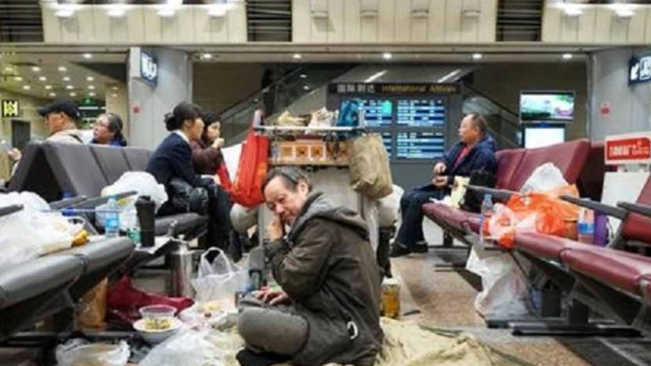 భార్య మీద అలిగిన భ‌ర్త‌..14 ఏళ్లుగా ఎయిర్‌పోర్టులోనే జీవ‌నం!!