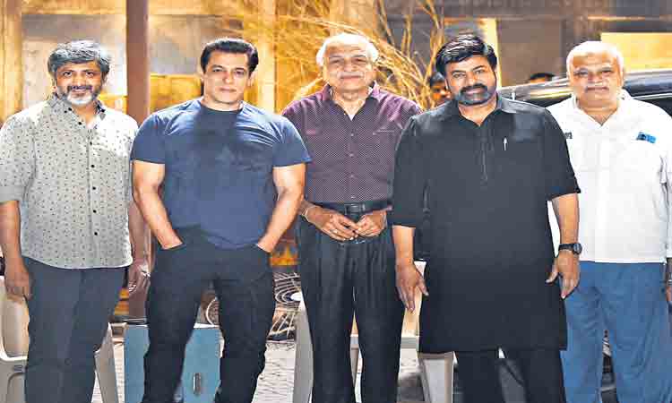 గాడ్‌ ఫాదర్‌ సెట్‌లో..