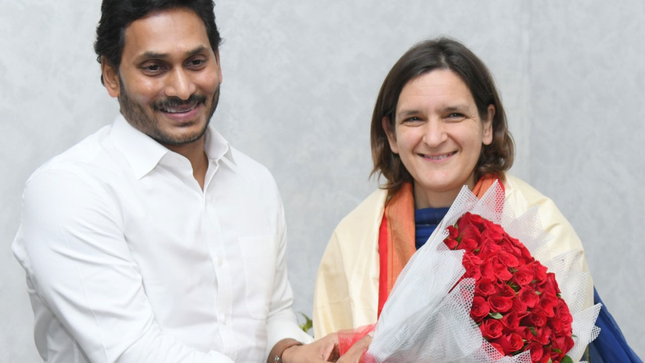 ఏపీ సీఎం జ‌గ‌న్‌తో భేటీ అయిన నోబెల్‌ గ్రహీత ఎస్తేర్‌ ఢఫ్లో