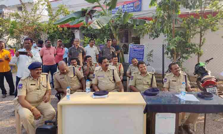 బోధన్‌లో ఉద్రిక్తలు తగ్గించేందుకు పోలీసుల చొరవ