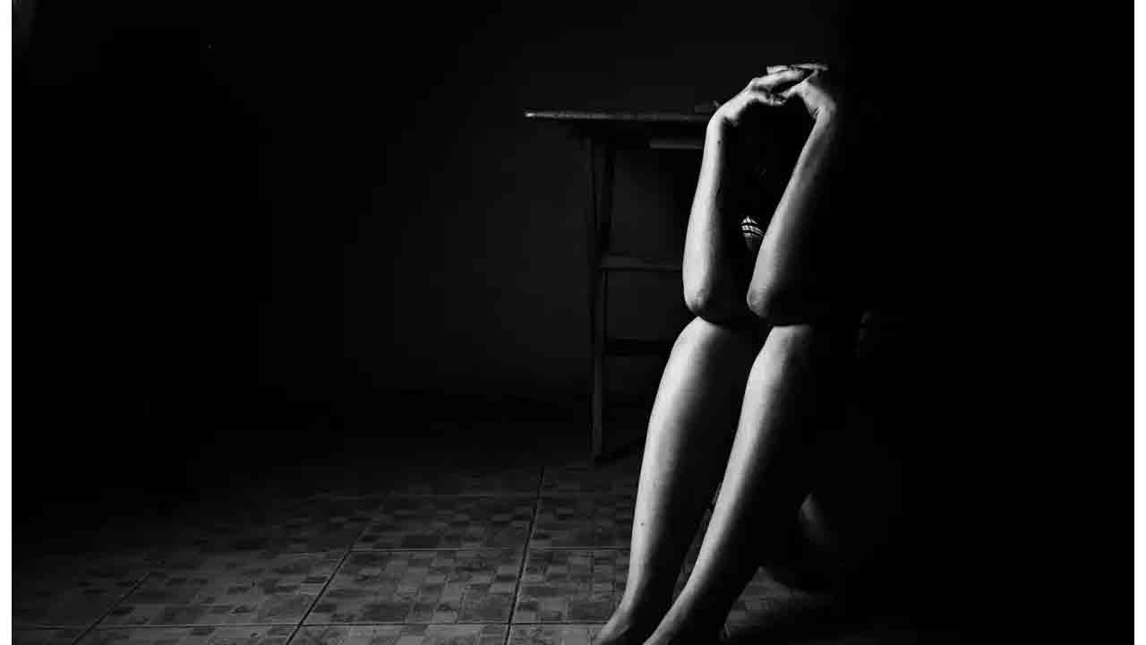 దారుణం : బాలిక‌ను బ‌ల‌వంతంగా బైక్‌పై ఎక్కించుకుని పొలంలోకి తీసుకువెళ్లి లైంగిక దాడి ఆపై!