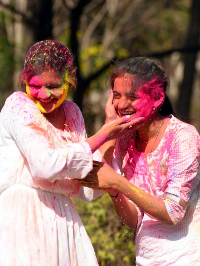 హైద‌రాబాద్‌లో హోలీ సంబురాలు