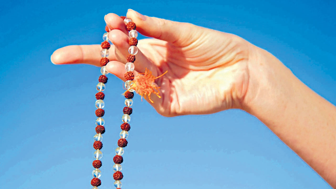 జపం చేసేట‌ప్పుడు జ‌ప‌మాల‌ను చూపుడు వేలుతో ఎందుకు తిప్ప‌కూడ‌దు?