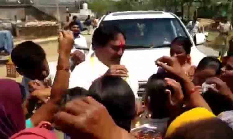 గిరిజనులతో కలిసి కోలాటమాడిన మంత్రి ఎర్రబెల్లి
