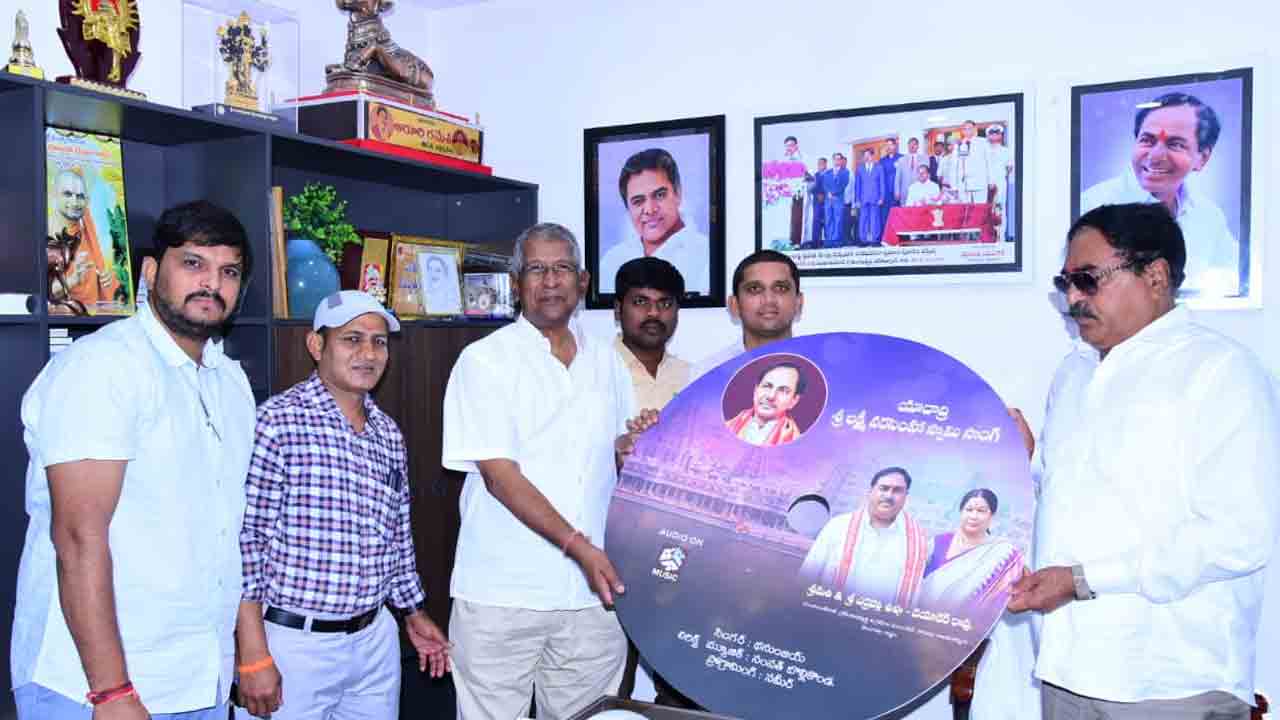 సామాన్యుడి సృజనాత్మకతకు మంత్రి ఎర్రబెల్లి ప్రోత్సాహం..పాటల సిడీ ఆవిష్కరణ