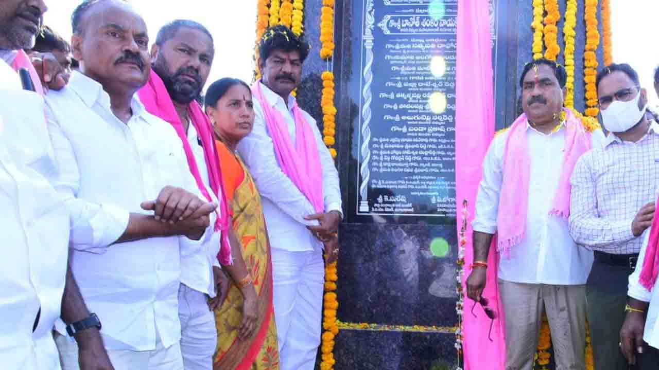 అద్దంలా మెరుస్తున్న రోడ్లు.. ఇదంతా ఆయన ఘనతే : మంత్రి ఎర్రబెల్లి