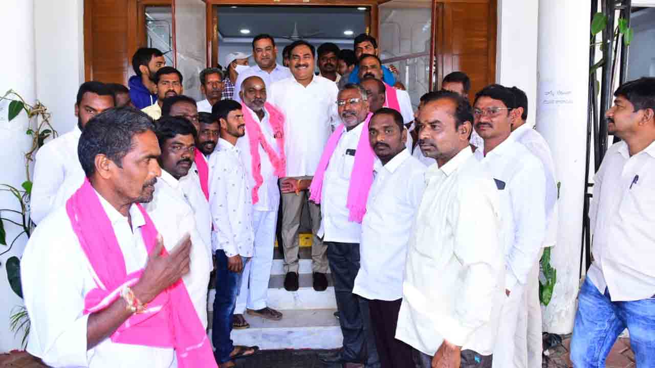 మంత్రి ఎర్రబెల్లి స‌మ‌క్షంలో టీఆర్‌ఎస్‌లో చేరిక