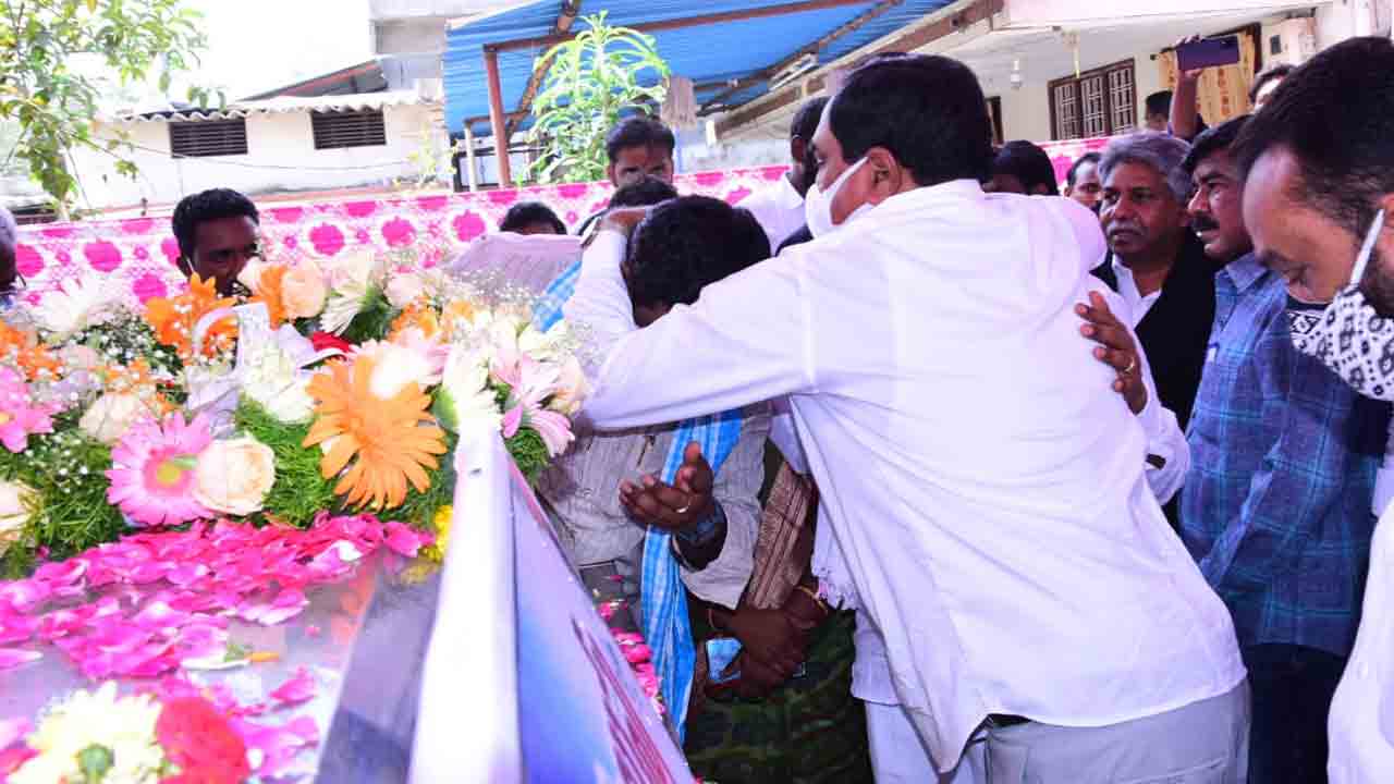 తాటికొండ లక్ష్మికి  నివాళులు అర్పించిన మంత్రి ఎర్రబెల్లి