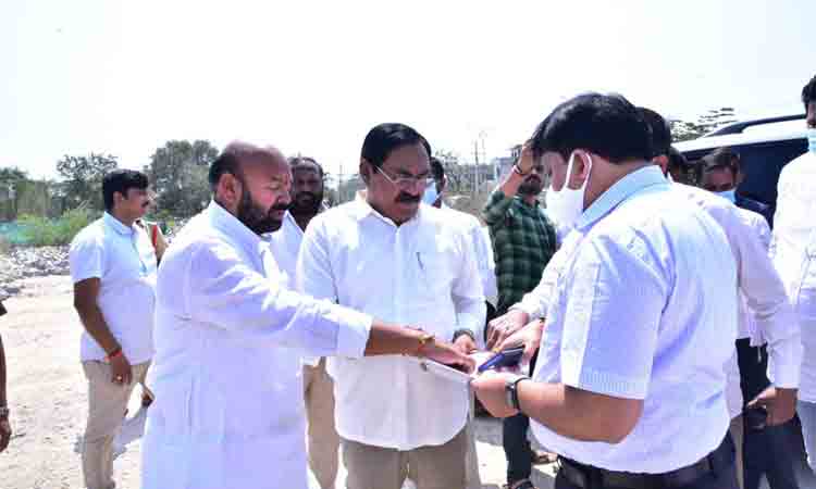 మెడికల్ కాలేజీ నిర్మాణానికి స్థలాన్ని గుర్తించండి : మంత్రి ఎర్రబెల్లి