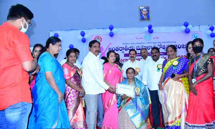 మహిళా సాధికారతకు సీఎం కేసీఆర్‌ కృషి : మంత్రి ఎర్రబెల్లి