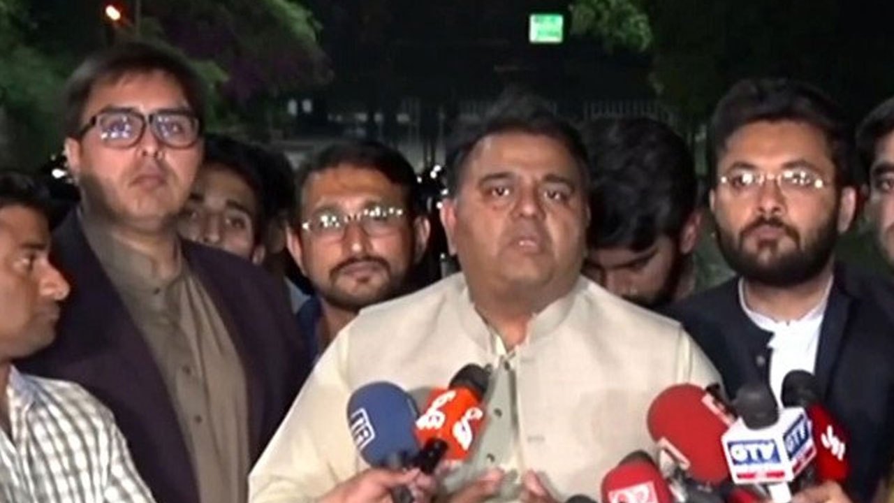 న‌వాజ్ ష‌రీఫ్ ఇంటి నుంచే కుట్ర‌లు జ‌రిగాయి : ఫ‌వ‌ద్ చౌద‌రి