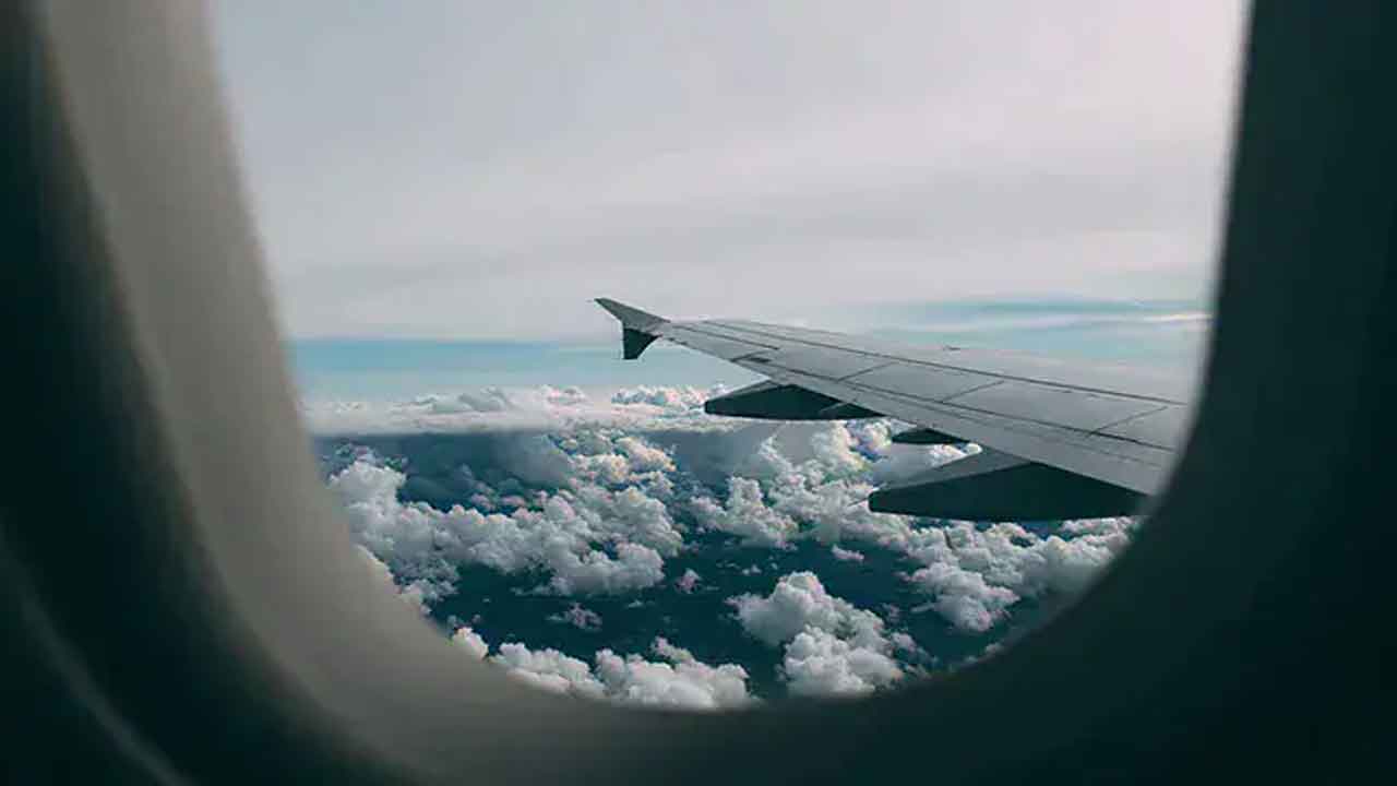 ఢిల్లీ టు దోహా విమానం.. కరాచీకి మ‌ళ్లింపు