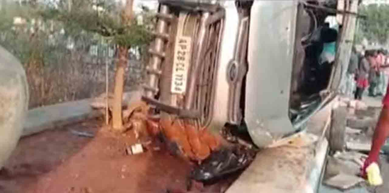 రోడ్డు మ‌ధ్య‌లో చెట్ల‌కు నీరు పోస్తున్న మ‌హిళ‌ను ఢీకొట్టిన కారు.. అక్క‌డిక‌క్క‌డే మృతి