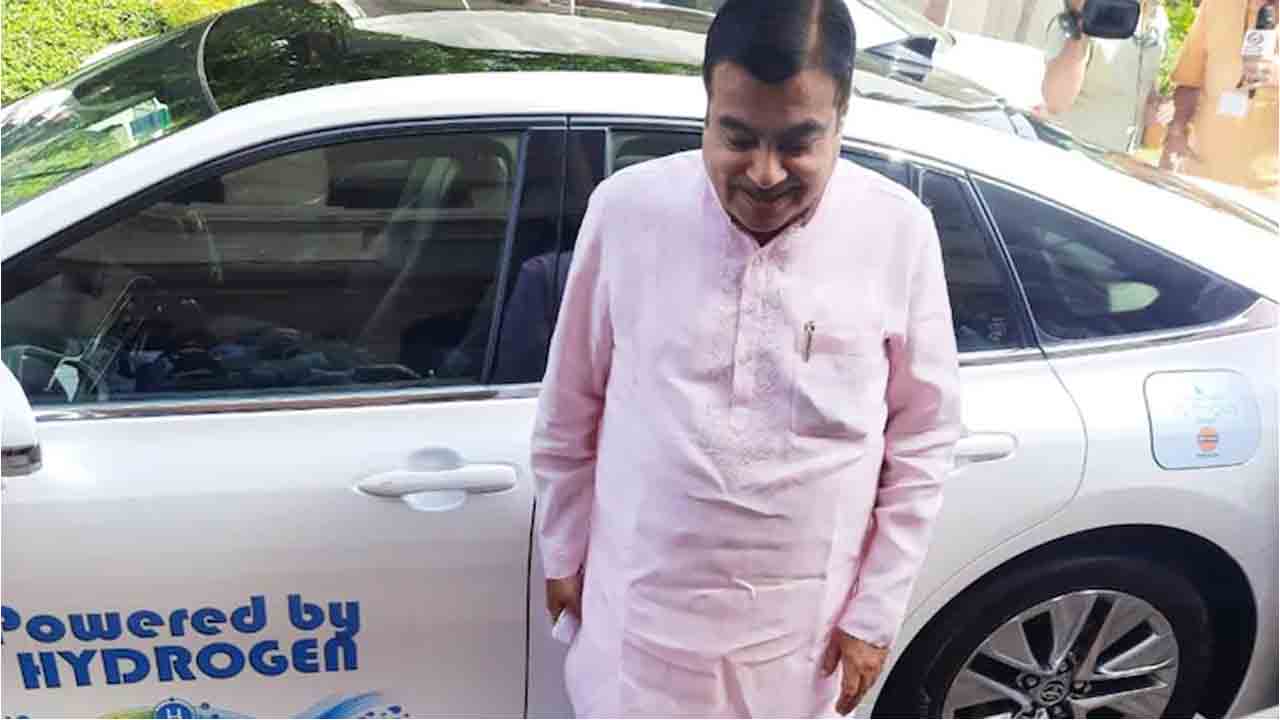 గ్రీన్ హైడ్రోజన్ కారులో పార్లమెంట్కు చేరుకున్న కేంద్ర మంత్రి గడ్కరీ!
