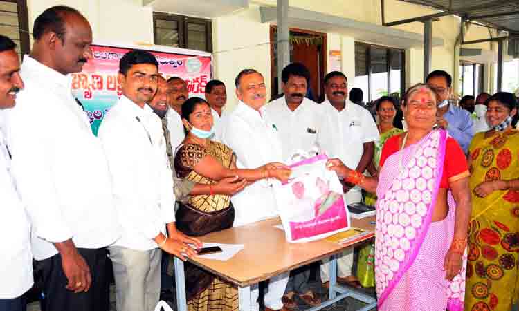 మహిళల అభివృద్ధికి సీఎం కేసీఆర్‌ కృషి : ఎమ్మెల్యే గండ్ర