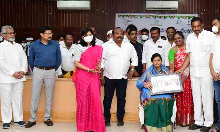 మహిళలంటే సీఎం కేసీఆర్‌కు అపార గౌరవం : మంత్రి గంగుల