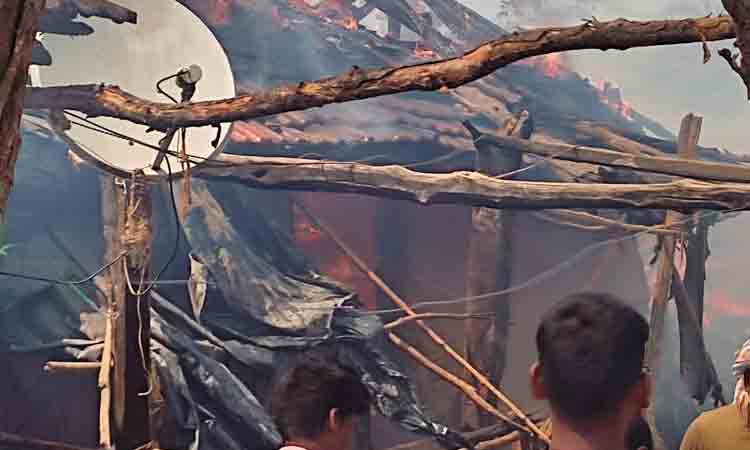 పేలిన గ్యాస్‌ సిలిండర్‌..రెండు ఇండ్లు దగ్ధం