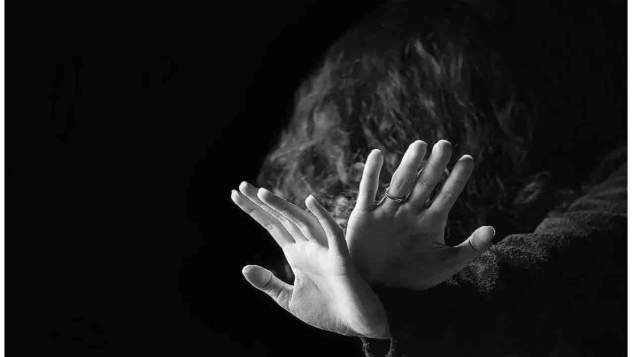 దారుణం : గ‌ర్ల్‌ఫ్రెండ్ క‌జిన్‌పై లైంగిక దాడి.. ఆపై ప్రైవేట్ భాగాల్లో క‌ర్ర‌తో గాయ‌ప‌రిచాడు!