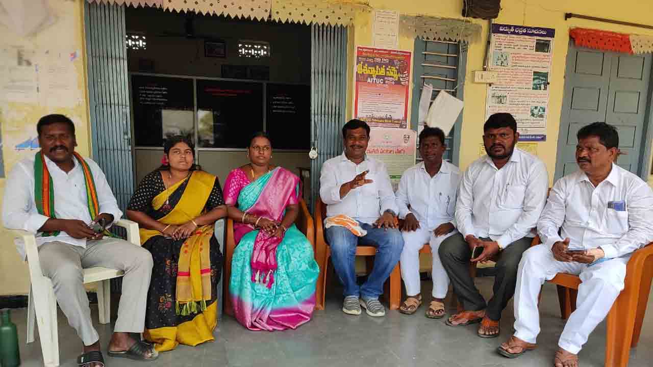 దళితబంధు పథకాన్ని స్వచ్ఛందంగా వదులుకున్న ప్రజా ప్రతినిధులు