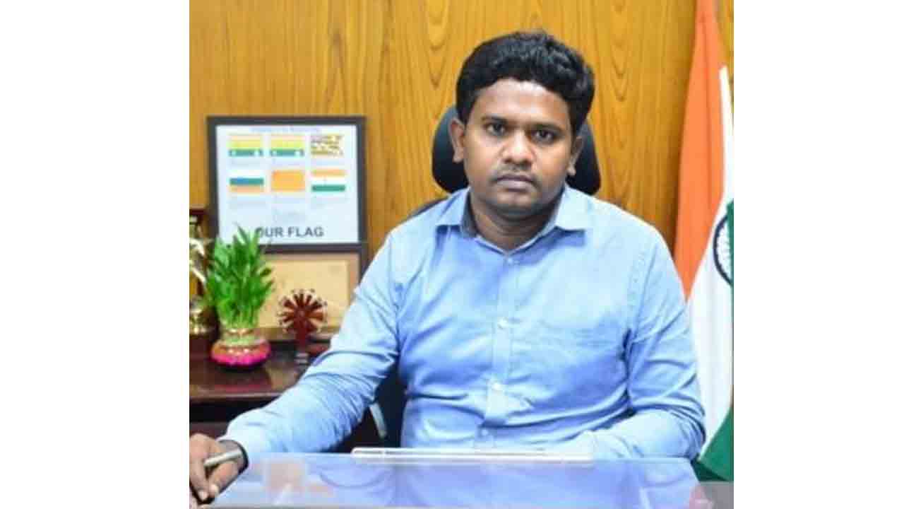 నా ఫోటోలు పెట్టి డ‌బ్బులు అడుగుతున్నారు : క‌లెక్ట‌ర్ గోపి