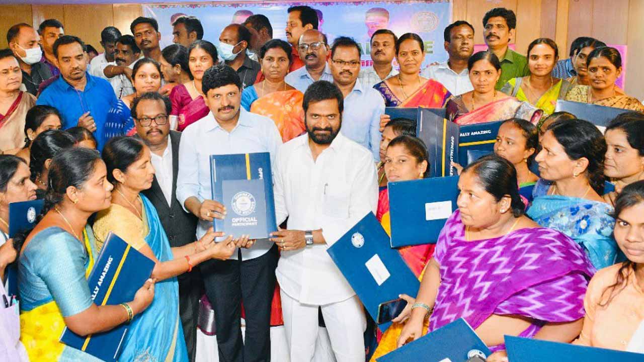 విత్తన బంతులతో అతిపెద్ద వాక్యం.. గిన్నిస్లో చోటు.. రికార్డు ఎవరికి అంకితం ఇచ్చారంటే?