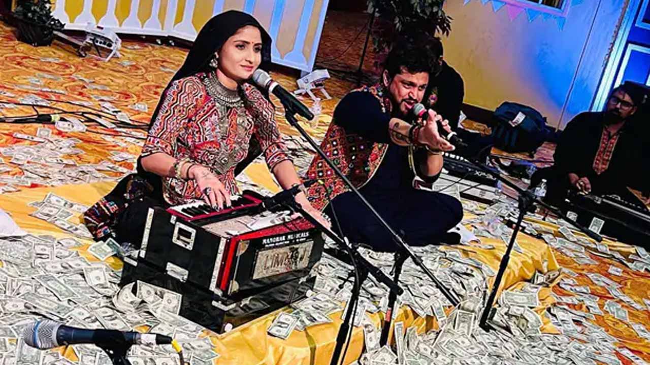 Viral pics: ఉక్రెయిన్ కోసం గ‌ళ‌మెత్తిన గుజ‌రాతీ సింగ‌ర్‌..డాల‌ర్ల వ‌ర్షం కురిపించిన ఎన్నారైలు