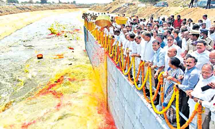 ఎండల్లో గోదారొచ్చే..