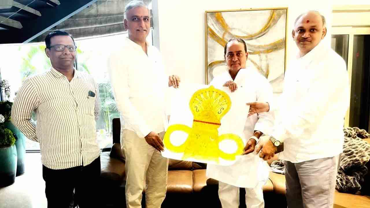 ‘కోర మీసాల స్వామి’కి స్వర్ణ కిరీటం : మంత్రులు హరీశ్రావు, ఐకే రెడ్డి