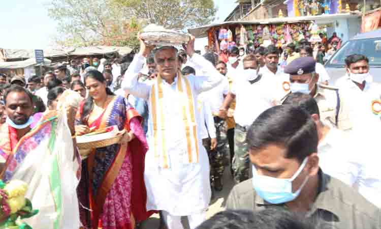 ఏడుపాయల దుర్గామాతకు పట్టువస్త్రాలు సమర్పించిన మంత్రి హరీశ్‌రావు