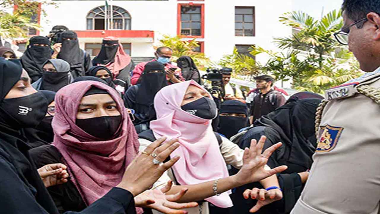 హిజాబ్ వివాదంపై క‌ర్నాట‌క హైకోర్టు సంచ‌ల‌న తీర్పు