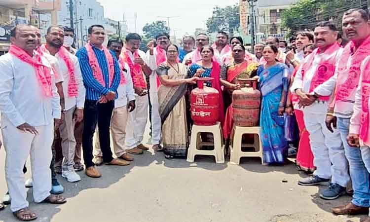 భగ్గుమన్న టీఆర్‌ఎస్‌ శ్రేణులు