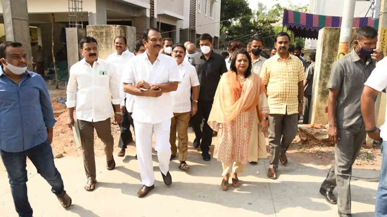 నాలా పనులను వేగంగా పూర్తి చేయాలి : మేయర్‌  విజయలక్ష్మి