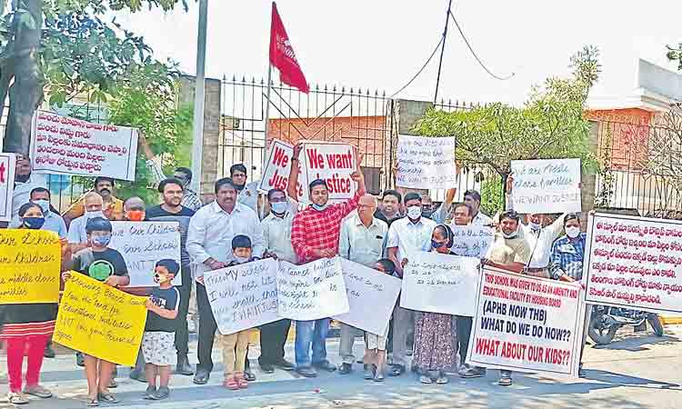 లక్షలు కట్టాం.. మూసేస్తామంటే ఎట్లా ?