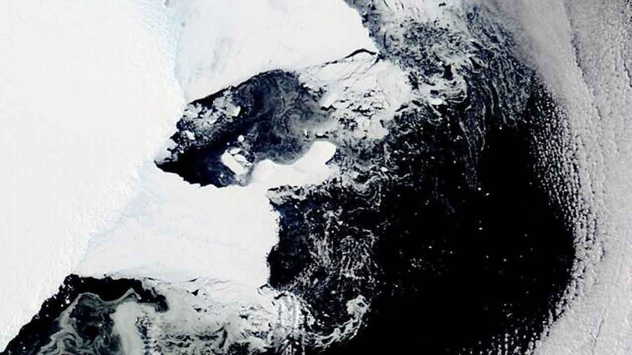 తూర్పు అంటార్కిటికాలో కుప్ప‌కూలిన భారీ మంచుగ‌డ్డ‌