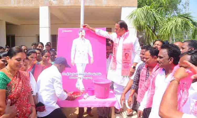 సీఎం కేసీఆర్ చిత్రపటానికి పాలాభిషేకం చేసిన మంత్రి ఇంద్రకరణ్ రెడ్డి