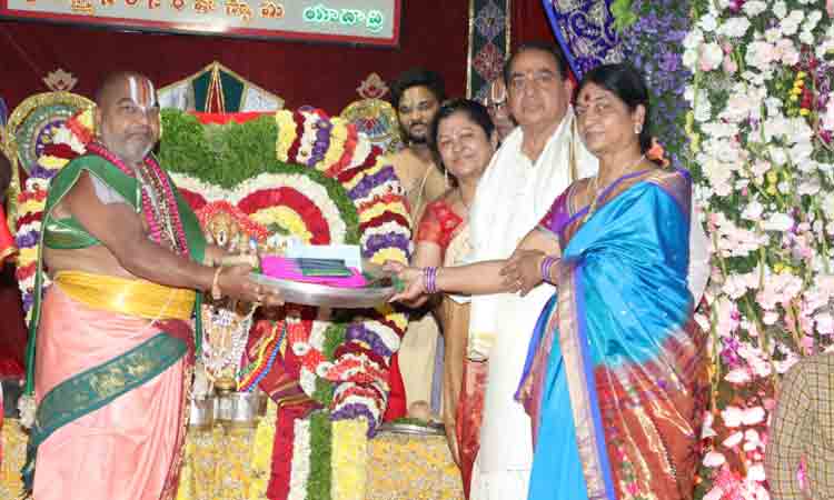 విమాన గోపురం స్వర్ణ తాపడానికి మంత్రి ఇంద్రకరణ్ రెడ్డి రూ. 99,08,454 విరాళం