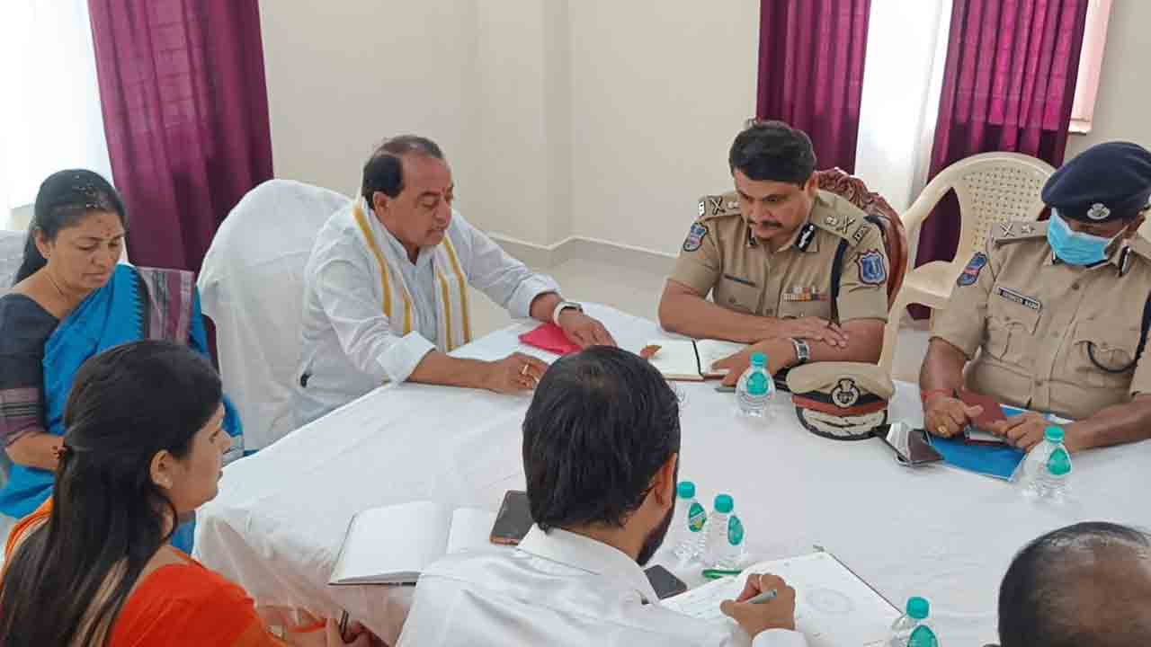 యాదాద్రిలో ఈనెల 28న మ‌హాకుంభ సంప్రోక్ష‌ణ‌.. అధికారుల‌తో ఇంద్ర‌క‌ర‌ణ్ రెడ్డి స‌మీక్ష‌