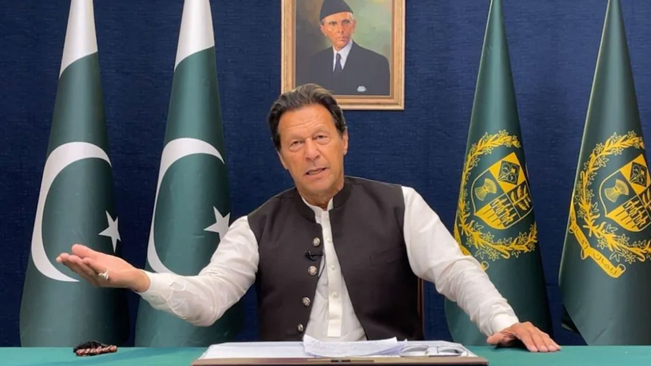 ప్ర‌భుత్వాన్ని కూల‌దోయాల‌ని చూస్తున్నారు.. చివ‌రి బంతి వ‌ర‌కూ ఆడ‌తా : ఇమ్రాన్ ఖాన్