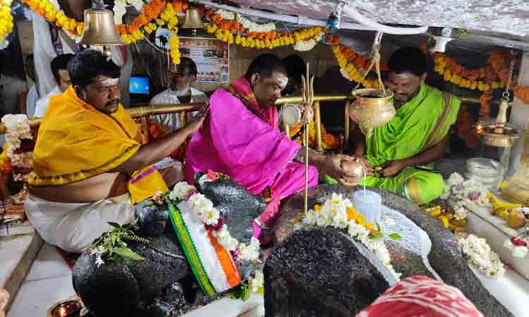 సిద్దులగుట్టలో ఎమ్మెల్యే జీవన్ రెడ్డి ప్రత్యేక పూజలు