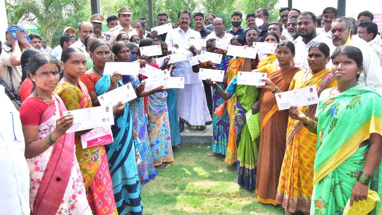 కళ్యాణలక్ష్మి పేదలకు వరం.. సబ్బండ వర్ణాల సంక్షేమమే సీఎం కేసీఆర్ లక్ష్యం : మంత్రి నిరంజ‌న్ రెడ్డి