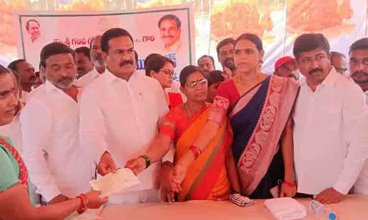 కల్యాణలక్ష్మి చెక్కులను పంపిణీ చేసిన ప్రభుత్వ విప్ గంప గోవర్ధన్