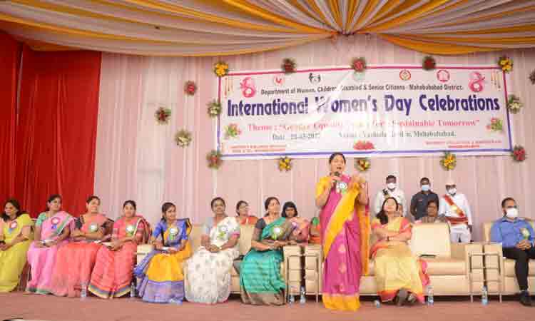 మహిళలు అన్ని రంగాల్లో రాణించాలి : ఎంపీ కవిత