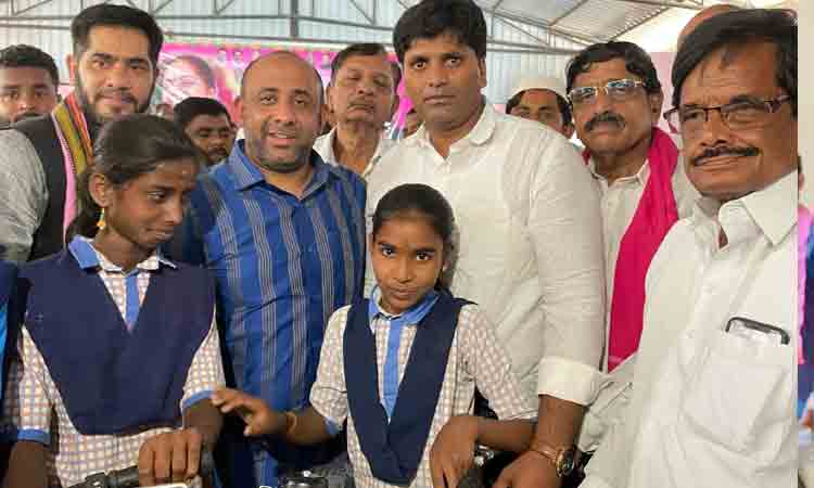 MLC Kavitha | ఎమ్మెల్సీ కవిత జన్మదినం.. విద్యార్థులకు సైకిళ్ల పంపిణీ