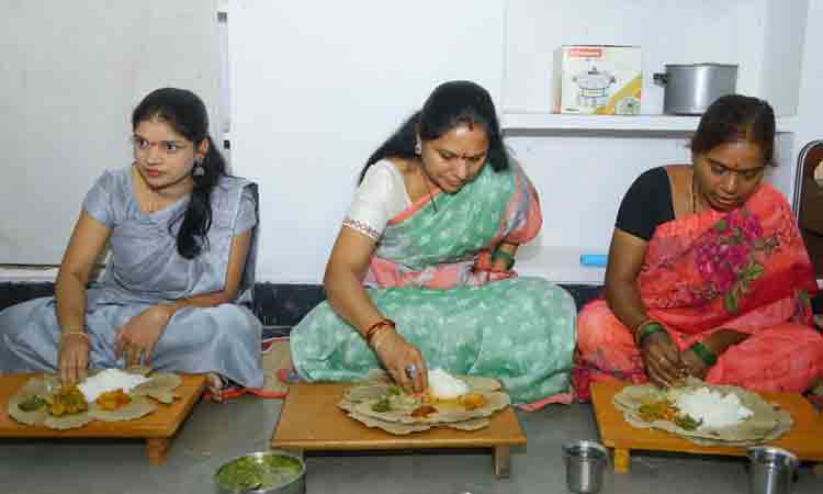 కల్యాణ లక్ష్మి లబ్ధిదారురాల ఇంట్లో భోజనం చేసిన ఎమ్మెల్సీ కవిత