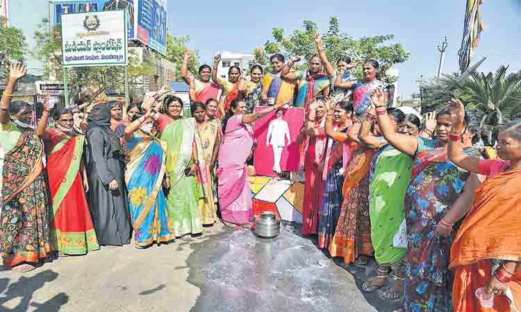 కేసీఆర్‌ చిత్రపటాలకు క్షీరాభిషేకాలు చేయాలి