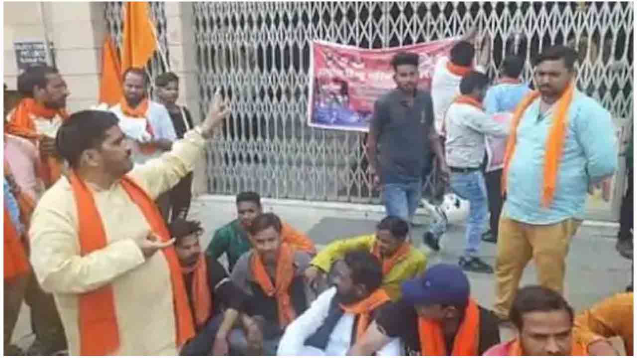 క‌శ్మీర్ ఫైల్స్ సినిమా ప్ర‌ద‌ర్శించ‌ని ధియేట‌ర్ల‌కు తాళాలు!