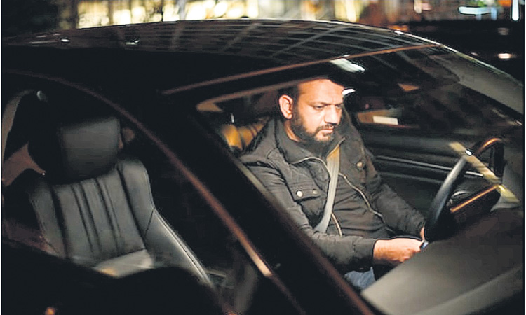 క్యాబ్‌ డ్రైవర్‌గా పనిచేస్తున్న మాజీ ఆర్థిక మంత్రి