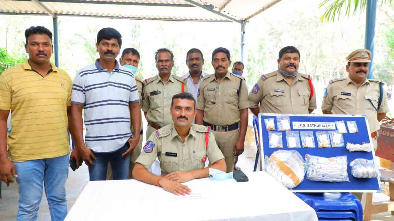 నగల దుకాణంలో రూ.9 లక్షల విలువైన వస్తువుల చోరీ.. సొత్తును రికవరీ చేసిన పోలీసులు